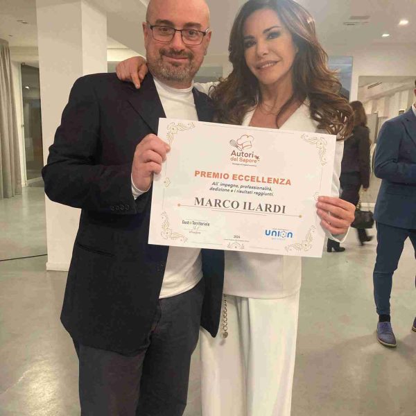 marco ilardi riceve il premio autori del sapore 2024 da emanuela folliero
